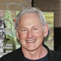 Sortie : Victor Garber