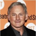 Sortie : Victor Garber